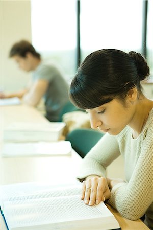 simsearch:695-05766409,k - Jeune femme étudie dans la bibliothèque de l'Université Photographie de stock - Premium Libres de Droits, Code: 695-03376117