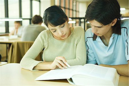 simsearch:614-06719698,k - Étudiants qui étudient ensemble dans la bibliothèque de l'Université Photographie de stock - Premium Libres de Droits, Code: 695-03376121