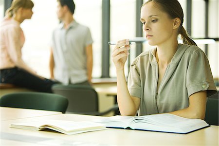 simsearch:633-01992734,k - Jeune femme étudie dans la bibliothèque de l'Université Photographie de stock - Premium Libres de Droits, Code: 695-03376137