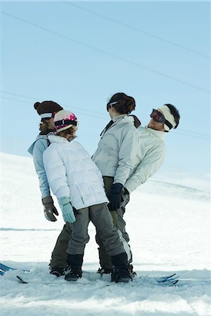 simsearch:695-03389446,k - Groupe s'amuser dans la neige, pleine longueur Photographie de stock - Premium Libres de Droits, Code: 695-03376161