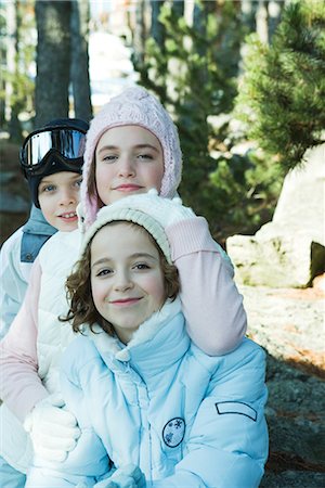 simsearch:696-03401679,k - Teen girl with preteen boy and girl, wearing winter coats and hats, portrait Stock Photo - Premium Royalty-Free, Code: 695-03376175
