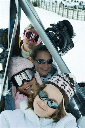 simsearch:633-05401680,k - Group of skiers posing under skis in snow, portrait Foto de stock - Sin royalties Premium, Código: 695-03376171