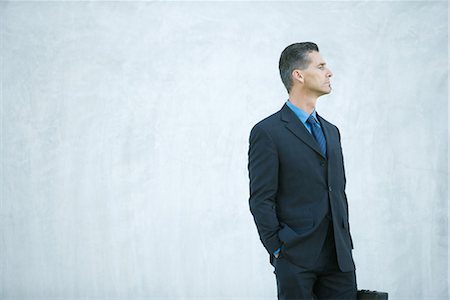 simsearch:695-03373745,k - Businessman standing, looking away, hand in pocket Foto de stock - Royalty Free Premium, Número: 695-03376284