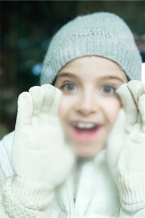 Fille de respiration sur la fenêtre, habillé en vêtements d'hiver, portrait Photographie de stock - Premium Libres de Droits, Code: 695-03376295