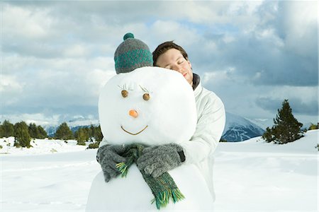 snow cone - Jeune homme embrassant bonhomme de neige, les yeux fermés, portrait Photographie de stock - Premium Libres de Droits, Code: 695-03376327