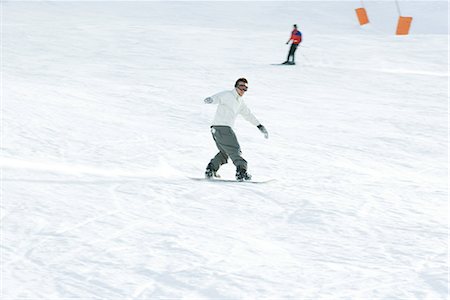 simsearch:695-03376454,k - Jeune homme, planche à neige sur la piste de ski, pleine longueur, skieur de fond Photographie de stock - Premium Libres de Droits, Code: 695-03376454