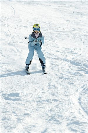 simsearch:695-03376454,k - Fille ski vers le bas de la pente de ski, pleine longueur Photographie de stock - Premium Libres de Droits, Code: 695-03376459