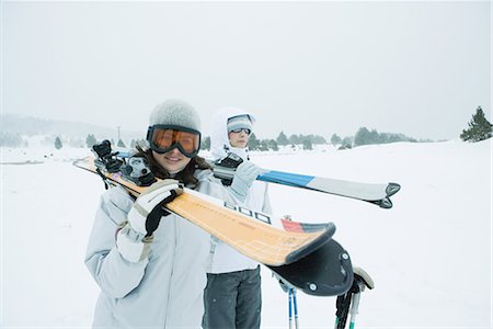 simsearch:695-03389446,k - Deux jeunes skieurs de marcher ensemble, transportant des skis sur les épaules, un regardant caméra Photographie de stock - Premium Libres de Droits, Code: 695-03376469