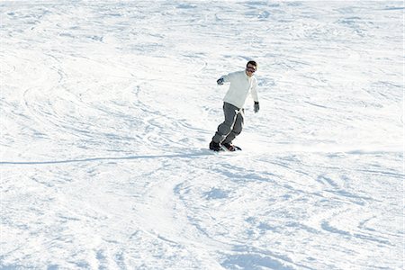 simsearch:695-03376454,k - Jeune homme snowboard vers le bas de la pente de ski, pleine longueur Photographie de stock - Premium Libres de Droits, Code: 695-03376463