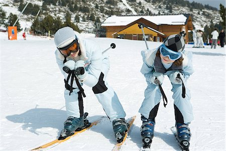 Two young skiers crouching together, looking at camera Foto de stock - Sin royalties Premium, Código: 695-03376501