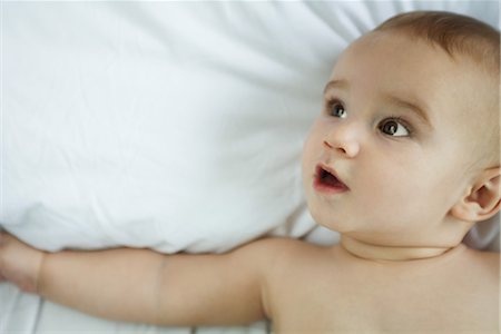 simsearch:632-03630066,k - Baby in bed, looking away, head and shoulders Stock Photo - Premium Royalty-Free, Code: 695-03376611