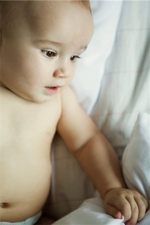 simsearch:632-03630066,k - Baby in bed with hand on blanket, looking down, close-up Stock Photo - Premium Royalty-Free, Code: 695-03376613