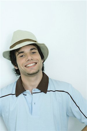 simsearch:633-02066083,k - Young man smiling at camera, wearing hat, portrait Stock Photo - Premium Royalty-Free, Code: 695-03376697