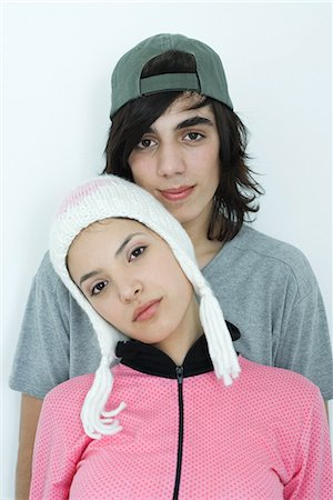 simsearch:695-05765123,k - Jeune couple portant chapeaux, portrait Photographie de stock - Premium Libres de Droits, Code: 695-03376812