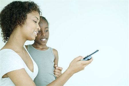 simsearch:632-01271195,k - Mother and daughter looking at cell phone together, smiling Fotografie stock - Premium Royalty-Free, Codice: 695-03376924