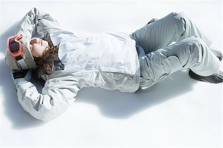 simsearch:633-01992734,k - Teenage girl lying on snow, high angle view Foto de stock - Royalty Free Premium, Número: 695-03377024