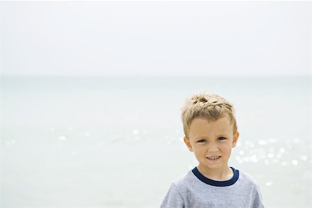 simsearch:695-03377221,k - Jeune garçon sur la plage, souriant à la caméra, portrait Photographie de stock - Premium Libres de Droits, Code: 695-03377224