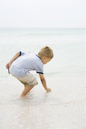 simsearch:695-03377221,k - Jeune garçon sur la plage, courber plus pour ramasser des coquillages, vue latérale Photographie de stock - Premium Libres de Droits, Code: 695-03377225