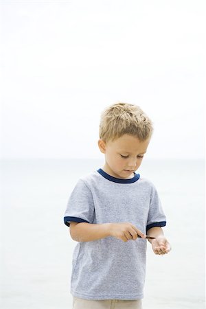 simsearch:695-03377221,k - Jeune garçon sur la plage, en regardant vers le bas au bâton Photographie de stock - Premium Libres de Droits, Code: 695-03377226