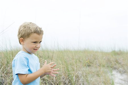 simsearch:695-03377221,k - Jeune garçon debout dans les herbes hautes, à la recherche à l'extérieur, côté vue Photographie de stock - Premium Libres de Droits, Code: 695-03377252