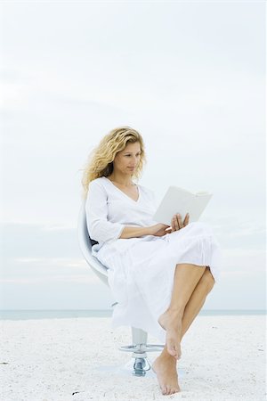 simsearch:695-03378303,k - Femme assise dans une chaise à la plage, livre de lecture Photographie de stock - Premium Libres de Droits, Code: 695-03377261