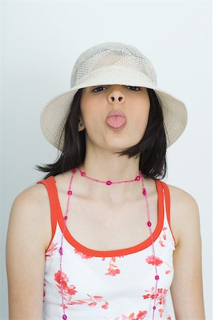 simsearch:695-05767283,k - Teenage girl wearing hat, sticking out tongue, portrait Foto de stock - Sin royalties Premium, Código: 695-03377338