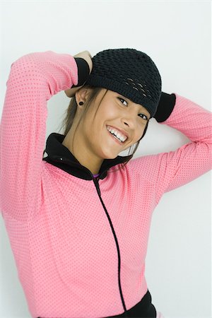 simsearch:695-03378386,k - Teenage Girl holding stricken Hut auf dem Kopf, lächelnd in die Kamera, Porträt Stockbilder - Premium RF Lizenzfrei, Bildnummer: 695-03377352
