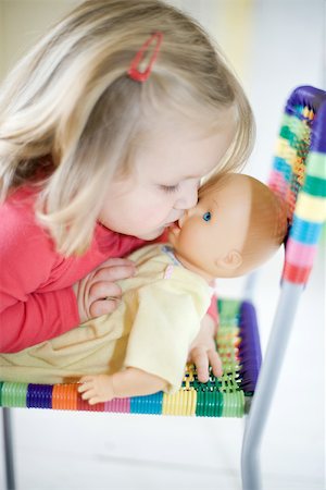 fermacapelli - Blonde toddler girl kissing baby doll Fotografie stock - Premium Royalty-Free, Codice: 695-03377396
