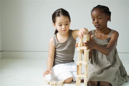 simsearch:695-03377206,k - Two girls crouching, building tower with blocks together Foto de stock - Sin royalties Premium, Código: 695-03377508