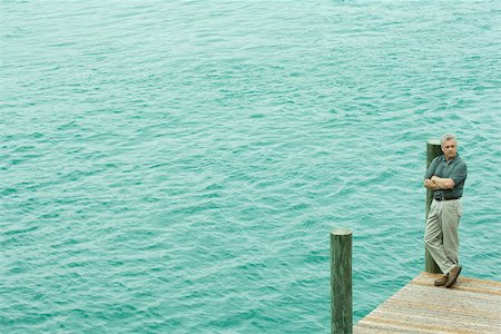 simsearch:695-03373745,k - Man standing on corner of dock, looking away, high angle view Foto de stock - Royalty Free Premium, Número: 695-03377654