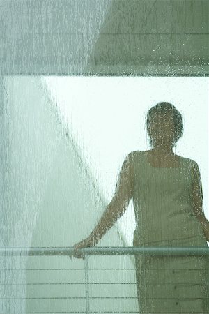 simsearch:695-05777089,k - Silhouette de femme regardant par la fenêtre sous la pluie Photographie de stock - Premium Libres de Droits, Code: 695-03377666