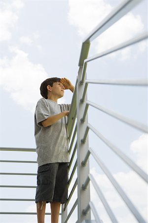 die augen abschirmen - Junge stehen auf Balkon, Aussicht betrachten, low Angle view Stockbilder - Premium RF Lizenzfrei, Bildnummer: 695-03377711