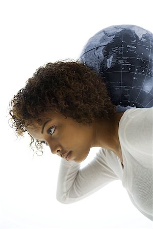 Jeune femme se penchant sur, portant le globe sur épaules, vue latérale Photographie de stock - Premium Libres de Droits, Code: 695-03377807