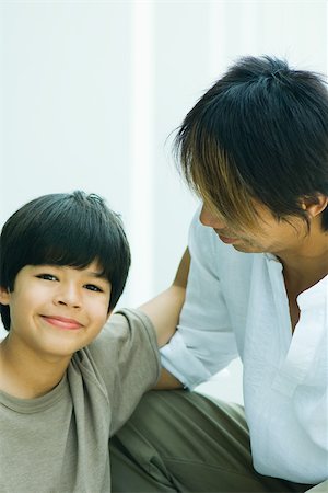 simsearch:632-01380371,k - Boy with arm around father's shoulder, smiling at camera, portrait Foto de stock - Royalty Free Premium, Número: 695-03377855