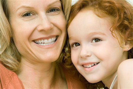 simsearch:695-03377858,k - Mother and daughter cheek to cheek, smiling at camera, portrait Foto de stock - Sin royalties Premium, Código: 695-03377860