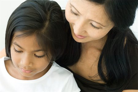 simsearch:695-03380035,k - Mother and daughter looking down together, close-up Foto de stock - Royalty Free Premium, Número: 695-03377880