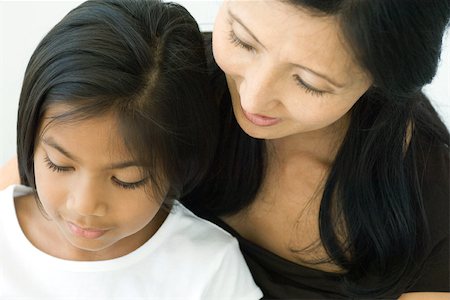 simsearch:695-05766358,k - Mother and daughter looking down together, close-up Foto de stock - Sin royalties Premium, Código: 695-03377880