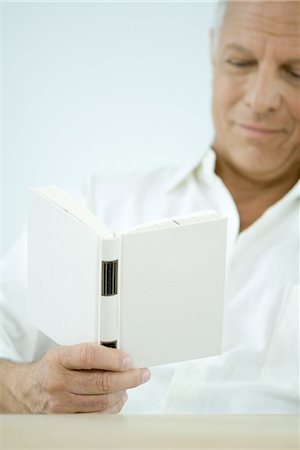 simsearch:695-03377942,k - Mature man reading book, cropped view Foto de stock - Royalty Free Premium, Número: 695-03377895