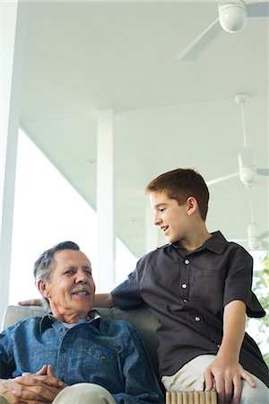 Grand-père et petit-fils, assis sur la véranda, les deux souriant Photographie de stock - Premium Libres de Droits, Code: 695-03378006