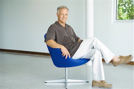 Homme d'âge mûr assis dans le fauteuil, pleine longueur, portrait Photographie de stock - Premium Libres de Droits, Code: 695-03378190