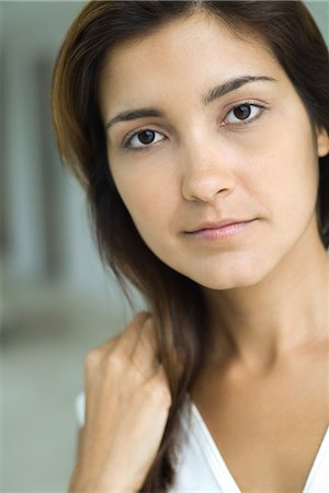 Young woman, looking at camera, close-up, portrait Foto de stock - Sin royalties Premium, Código: 695-03378262