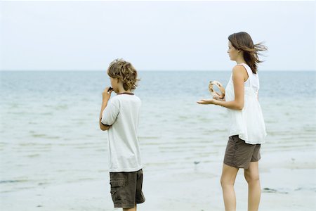 Frères et sœurs, debout sur la plage, le garçon à l'harmonica, adolescente jouant le tambourin Photographie de stock - Premium Libres de Droits, Code: 695-03378289