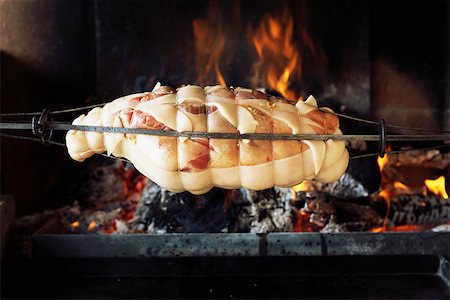 simsearch:6102-07844278,k - Meat roasting over fire, close-up Foto de stock - Sin royalties Premium, Código: 695-03378379