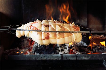 simsearch:630-06723927,k - Meat roasting over fire, close-up Foto de stock - Sin royalties Premium, Código: 695-03378379