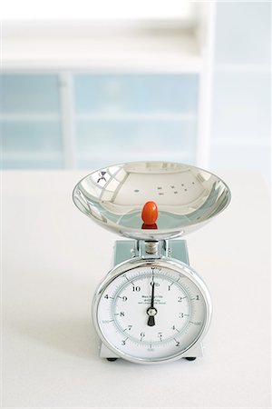 simsearch:614-00397700,k - One cherry tomato on scale, close-up Foto de stock - Sin royalties Premium, Código: 695-03378445