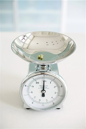 simsearch:614-00397700,k - Three capers on scale, close-up Foto de stock - Sin royalties Premium, Código: 695-03378446
