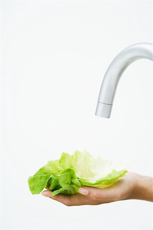 simsearch:695-05780187,k - Hand holding lettuce leaf under faucet, close-up Foto de stock - Sin royalties Premium, Código: 695-03378476
