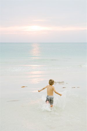 simsearch:695-03373973,k - Little boy running at the beach, arms out, rear view Stock Photo - Premium Royalty-Free, Code: 695-03378542