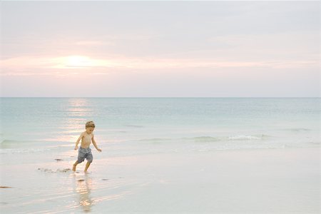 simsearch:695-03378281,k - Kleinen Jungen zu Fuß am Strand bei Sonnenuntergang, Blick nach unten Stockbilder - Premium RF Lizenzfrei, Bildnummer: 695-03378543