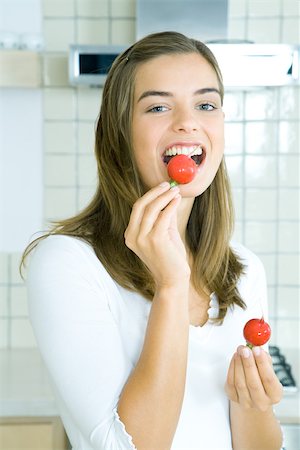 simsearch:695-03378760,k - Young woman eating radish in kitchen, portrait Foto de stock - Sin royalties Premium, Código: 695-03378748